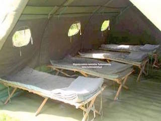 Namiot z lozkami i materacami
